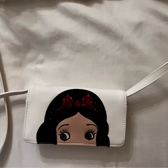 NWT DISNEY DANIELLE NICOLE SNOW WHITE PHONE CROSSBODY WALLET PURSE WHITE BLACK - Picture 2 of 4